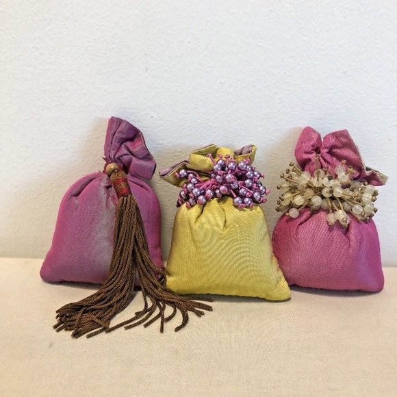 L'ARTISAN PARFUMEUR SACHETS. LOT OF 4 BEADED SACHETS - Picture 4 of 12